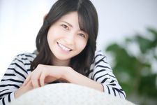 Wanita mengenakan outfit kaos berbahan katun.
