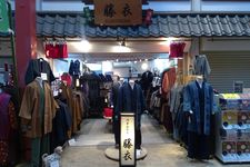 Fuji, toko baju biksu di Tokyo, Jepang.
