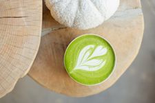 Matcha latte yaitu matcha diseduh dengan susu.