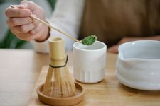 Chasen, pengaduk bambu untuk menyeduh matcha khas Jepang.