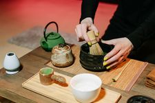 Orang menyeduh matcha menggunakan chasen, pengaduk bambu.