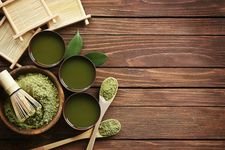 Matcha adalah teh Jepang yang digiling sampai menjadi bubuk.