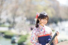 Seorang perempuan Jepang memakai hakama. Nenek moyang orang Jepang ternyata bukan hanya berasal dari Jomon dan Asia Timur melainkan juga Emishi.