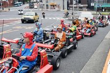 Foto yang diambil pada bulan Mei 2017 INI menunjukkan go-kart berbaris di jalan umum di Tokyo.