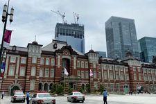 Polisi Jepang dan mobil patrolinya di depan Stasiun Tokyo.
