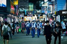 Polisi Jepang sedang patroli di area ramai Tokyo.