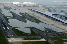 Foto udara dari helikopter Jiji Press menunjukkan banjir di Bandara Internasional Kansai di Kota Izumisano, Prefektur Osaka, pada 5 September 2018, setelah topan Jebi melanda pesisir barat Jepang. Topan terkuat dalam 25 tahun ini menewaskan 9 orang dan membuat ribuan orang terjebak di bandara.
