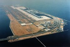 Bandara Internasional Kansai di Jepang yang dibangun di atas pulau buatan seluas 511 hektare di Teluk Osaka, sekitar lima kilometer dari pantai. Permukaan tanah Bandara Kansai terus menurun sejak dibangun. (Foto diambil pada 1994)