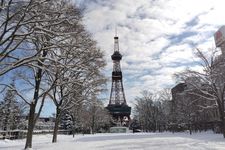 Menara TV Sapporo diselimuti salju, Hokkaido, Jepang.