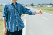 Seorang pria mengenakan kemeja berbahan jeans.