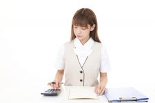 Wanita mengenakan outfit kemeja dipadu padankan vest.