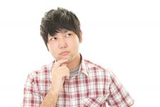 Seorang pria mengenakan outfit kemeja lengan pendek.