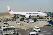 Japan Airlines, salah satu maskapai penerbangan Jepang yang melarang penyimpananan power bank di kompartemen atas kursi.