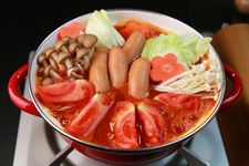 Nabe musim panas khas Jepang ditambah bahan asam segar seperti tomat agar bikin badan lebih berenergi.