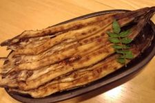 Yaki anago khas Jepang, ikan sidat laut panggang berlumur saus tare.