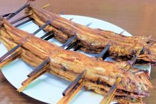 Yaki anago khas Jepang, ikan sidat laut panggang berlumur saus tare.