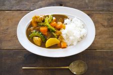 Kari Jepang musim panas menggunakan seafood, sayuran segar, dan roux ringan.
