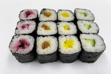 Ilustrasi sushi isi sayuran khas musim panas di Jepang.