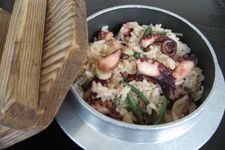 Takomeshi, nasi gurita khas Jepang.
