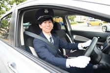 Ilustrasi sopir taksi di Jepang yang siap mengantarmu keliling kota.