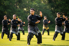 Ilustrasi orang melakukan pencak silat di lapangan.