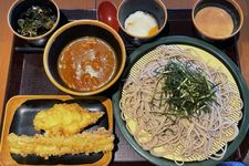 Zaru soba dengan bumbu kari Jepang yang umami.