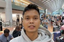 Atlet tunggal putra bulu tangkis Anthony Sinisuka Ginting saat wawancara pasca mendarat di Bandara Haneda Tokyo, Jepang, Minggu (13/7/2025).