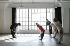 Ilustrasi kelompok bela diri latihan di dojo.