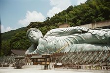 Patung Buddha berbaring sepanjang 41 meter di Kuil Nanzoin, Fukuoka, Jepang.