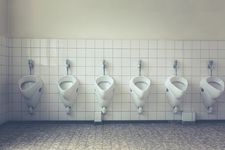Ilustrasi urinoir di toilet pria.