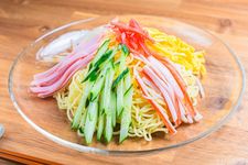 Ramen dingin tanpa kuah dengan topping sayuran, biasa disantap saat musim panas di Jepang.