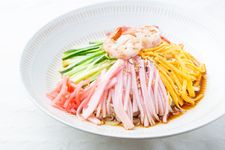 Hiyashi chuka, mie dingin yang dimakan saat musim panas di Jepang.