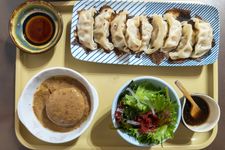 Gyoza khas Jepang, pangsit basah isi ayam atau sayuran.