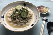 Hiyajiru khas Jepang, sup miso dan wijen untuk mi udon.