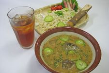 Hiyajiru, sup dingin dengan bahan dasar pasta wijen sangrai dan miso. Biasanya digunakan untuk kuah udon.