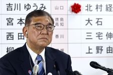 Perdana Menteri Jepang Shigeru Ishiba berbicara kepada media di pusat penghitungan suara di markas Partai Demokrat Liberal (LDP) di Tokyo pada 20 Juli 2025. Koalisi Ishiba kehilangan mayoritas di majelis tinggi dalam pemilu 20 Juli, menurut proyeksi media lokal, dalam kekalahan yang bisa mengakhiri masa jabatannya yang singkat.