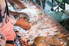 Tangkap ikan mas, permainan khas festival musim panas di Jepang.