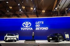 Presiden Direktur PT Toyota Astra Motor Hiroyuki Ueda melakukan paparan pada media preview Gaikindo Indonesia International Auto Show (GIIAS) 2025, ICE BSD City, Tangerang, Rabu (23/7/2025). 