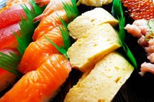 Sushi, makanan khas Jepang.