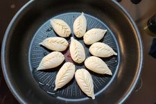 Gyoza atau pangsit khas Jepang yang berakar dari jiaozi China.