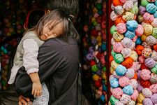 Seorang ayah di Jepang menggendong anaknya yang tertidur.