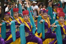 Para penari memakai kostum khusus saat festival tari Super Yosakoi 2014 di Tokyo. Yosakoi merupakan salah satu tarian pada festival musim panas di Jepang. (24/8/2014)