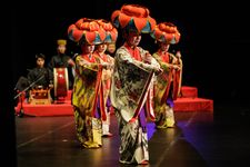 Para penari Jepang membawakan Ryukyu Buyo, tarian tradisional Okinawa yang memadukan gerakan anggun dengan musik meriah. Tarian ini ditampilkan dalam program pertukaran budaya Japan Foundation di Teater Taman Ismail Marzuki (TIM), Jakarta. (25/7/2025)