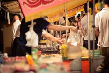 Ilustrasi stan makanan di festival Jepang.