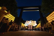 Salah satu festival musim panas di Jepang adalah Bon Odori. Lampion besar pada hari terakhir Mitama Matsuri yang berlangsung selama empat hari, salah satu festival musim panas Obon terbesar di Kuil Yasukuni, Tokyo. (16/7/2023)