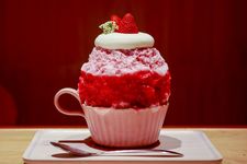 Kakigori, es serut khas Jepang khas festival musim panas.