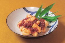 Hage dango adalah camilan tradisional Jepang khas Prefektur Kagawa yang terbuat dari tepung gandum baru dan pasta kacang merah, serta hanya dibuat saat musim panen sebagai simbol syukur petani.