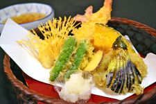 Berbagai macam tempura atau gorengan lapis tepung khas Jepang.