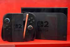 Nintendo Switch 2 dipajang di sebuah toko elektronik di Tokyo pada 5 Juni 2025. Setelah pre-order ludes dan berbagai toko menggelar acara peluncuran tengah malam, Nintendo resmi merilis Switch 2 dengan harapan mencetak rekor penjualan di hari-hari awal peluncurannya.