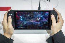 Seorang pengunjung mencoba gim Hades 2 yang akan dirilis untuk Nintendo Switch 2. Gim ini dimainkan dalam pameran gim indie BitSummit yang digelar di Kota Kyoto, Prefektur Kyoto, pada 18 Juli 2025.